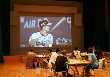 きょうの豊頃_北海道日本ハムファイターズ_豊頃町の名前入りヘルメットを着用した試合を後援会が観戦の画像