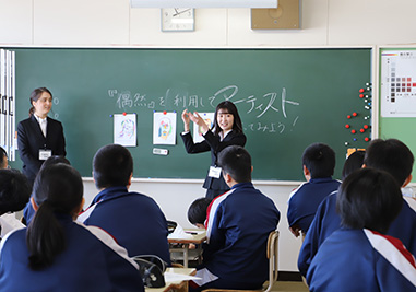 きょうの豊頃_学芸大生 学校ボランティアで美術の授業の画像1