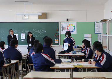 きょうの豊頃_学芸大生 学校ボランティアで美術の授業の画像2