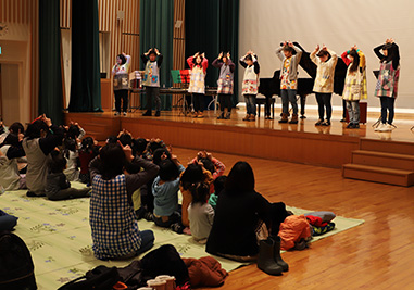 きょうの豊頃_大谷短期大学生が幼児芸術鑑賞会を実施の画像