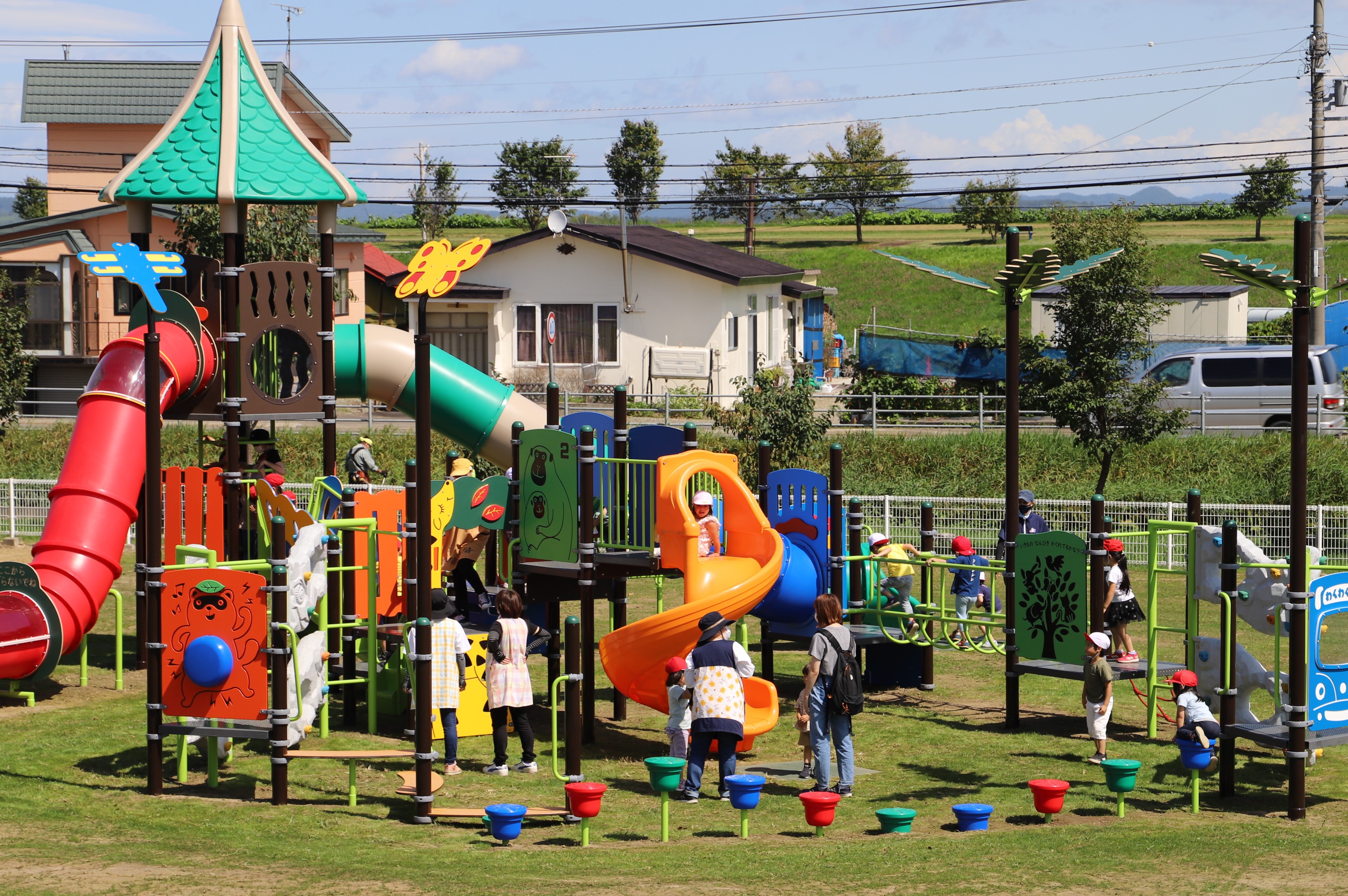 大型遊具で遊んでいる子どもたちの様子の画像