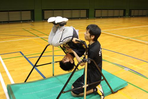 子どもの鉄棒運動