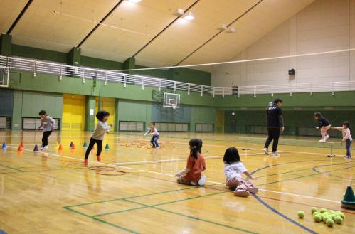 サーキット遊びをする子どもたち