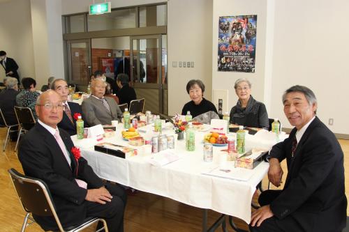 二宮長寿会　談笑の様子