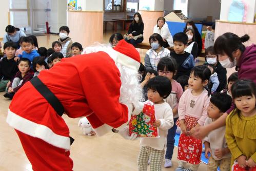 サンタさんからプレゼントをもらう