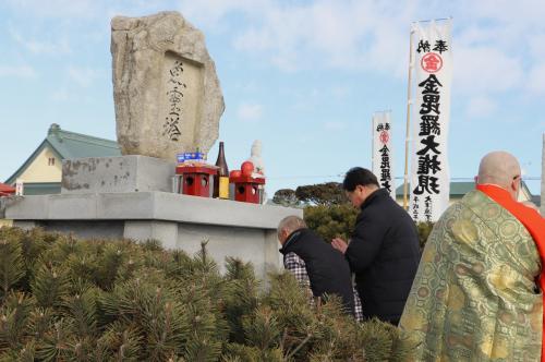 魚霊塔で参拝する按田町長