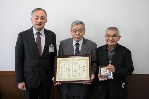 賞状を持つ岩井会長