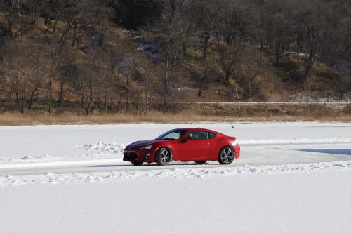 氷上を走る車1