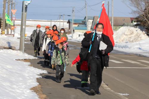 避難所まで歩く大津小学校の先生と子どもたち