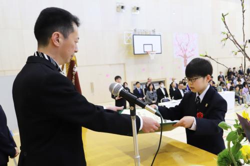 豊頃小学校卒業証書授与