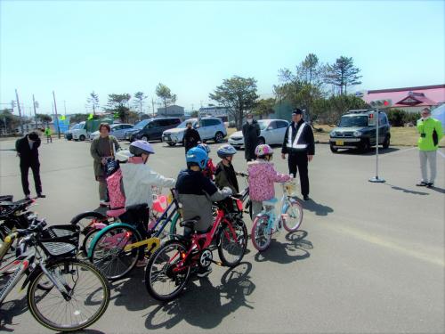 自転車のルールを聞く子どもたち