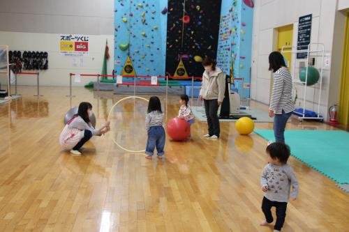 総合体育館で遊ぶ子どもたち