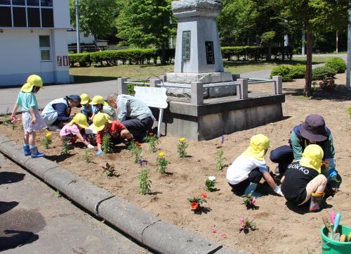 茂岩保育所人権の花